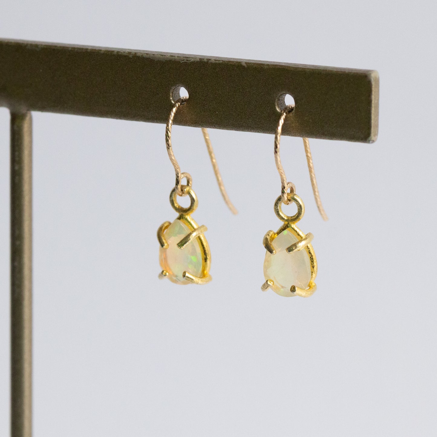 【ピアス/イヤリング】宝石質AAAエチオピアンオパール ペアシェイプピアス