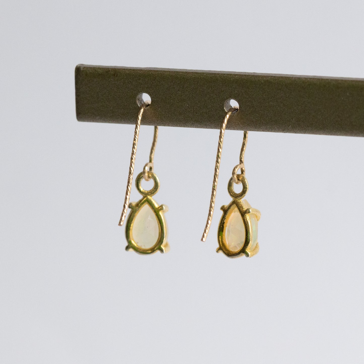 【ピアス/イヤリング】宝石質AAAエチオピアンオパール ペアシェイプピアス