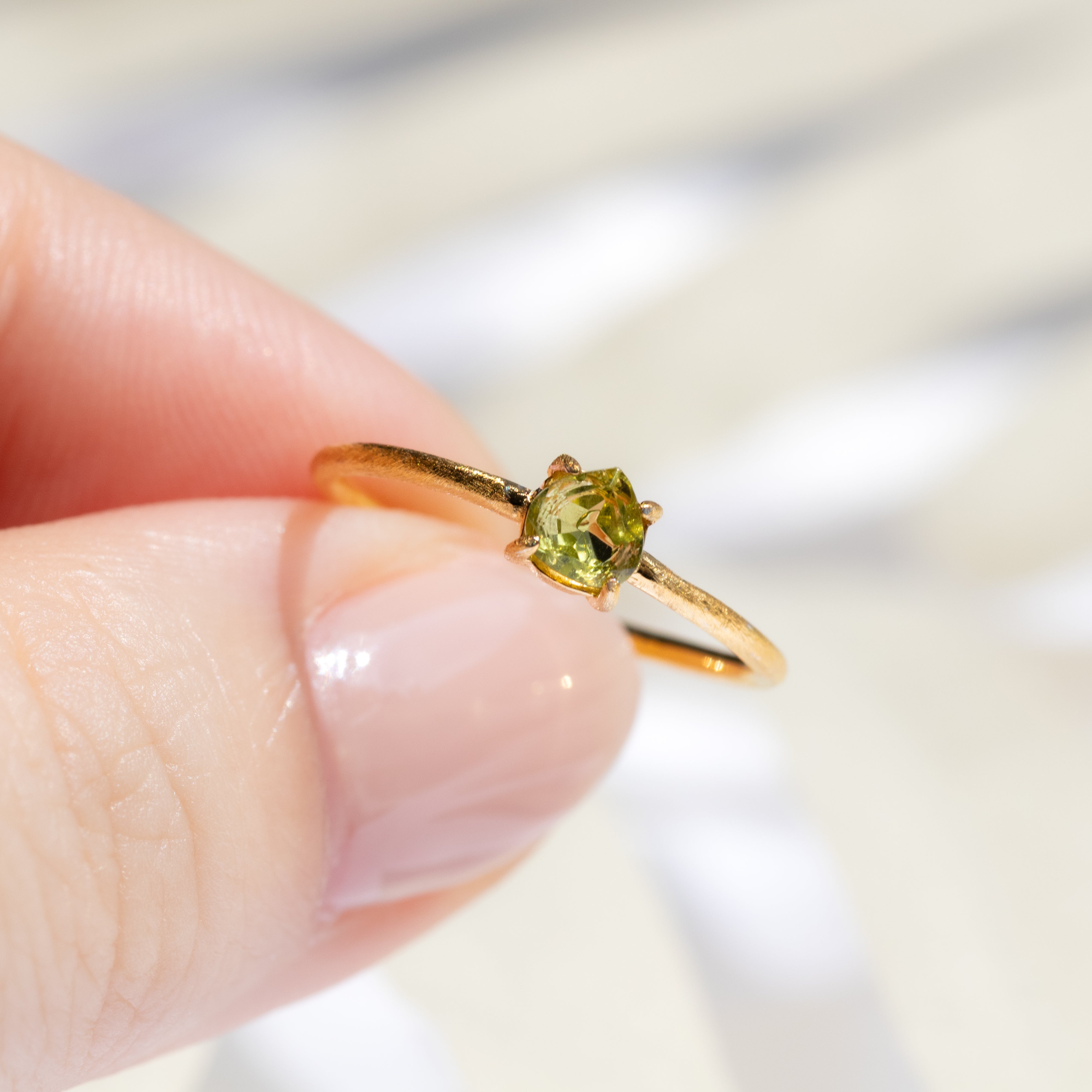 宝石質　大粒　ペリドット　AAA  タンブルカットカット AAA⁄天然石ビーズ⁄水晶(クリスタル）⁄プレーンタンブルカット⁄12×16mm