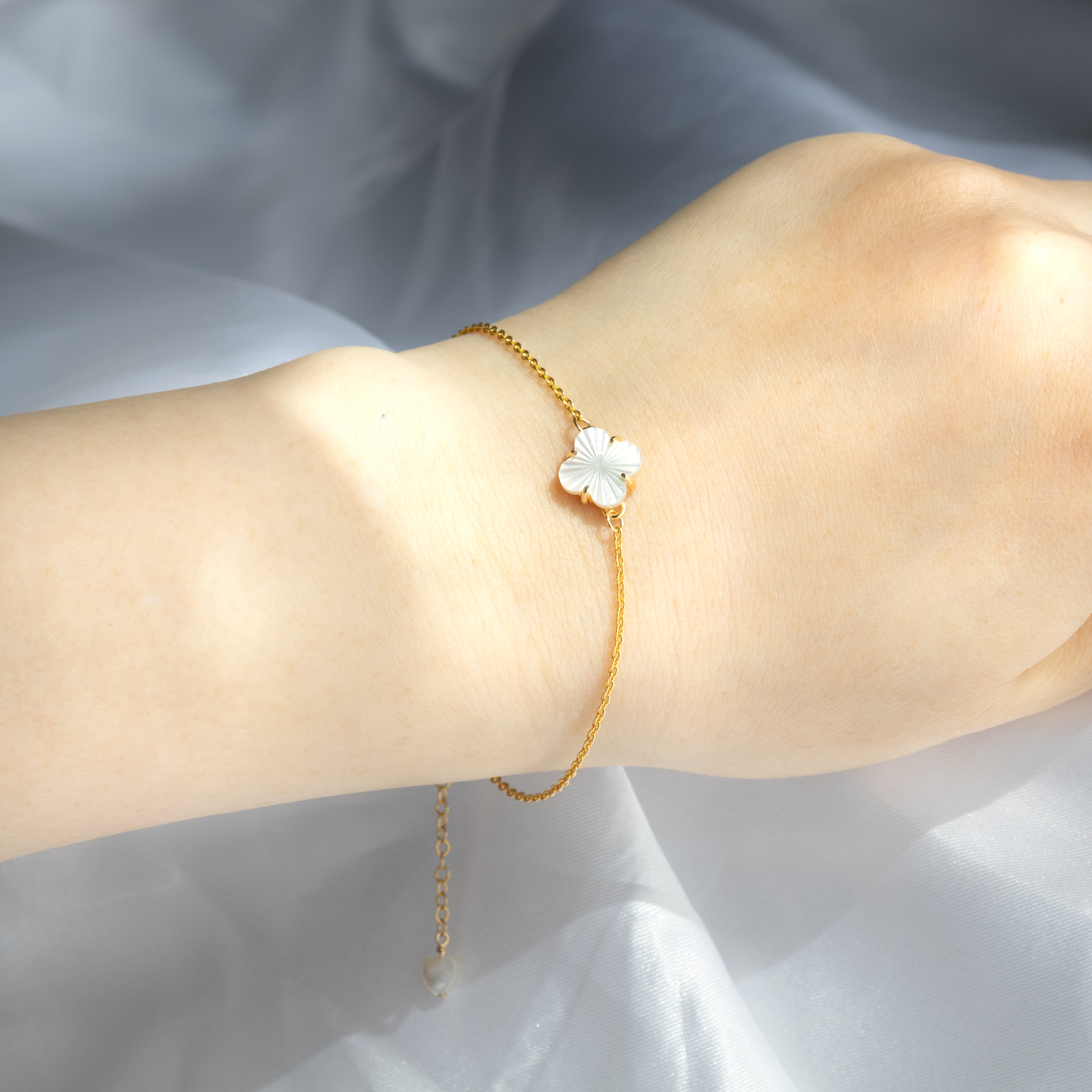 Silver925 18kgp】ホワイトシェル フラワーブレスレット（アジャスター