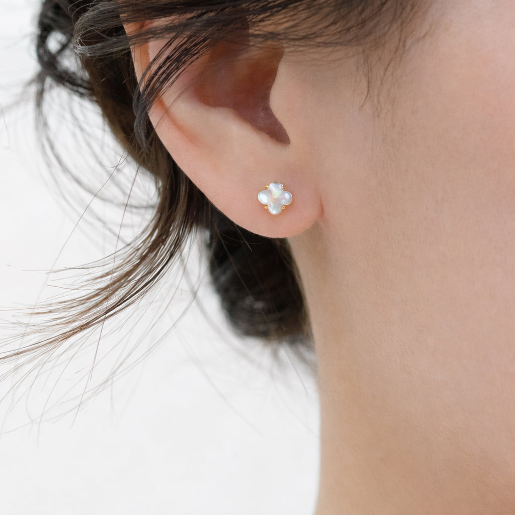 【天然】ホワイトシェル フラワーピアス（Silver925 18kgp）