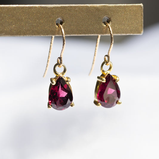 【ピアス／イヤリング】宝石質AAAロードライトガーネット ペアシェイプピアス