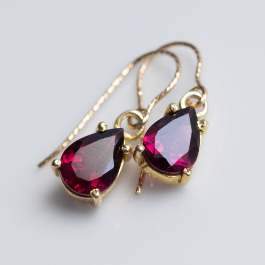 【ピアス／イヤリング】宝石質AAAロードライトガーネット ペアシェイプピアス