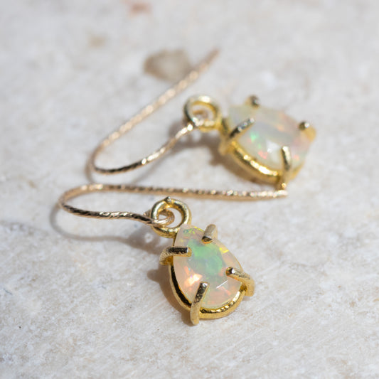 【ピアス／イヤリング】宝石質AAAエチオピアンオパール ペアシェイプピアス