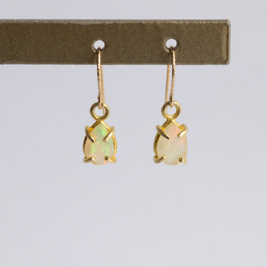 【ピアス／イヤリング】宝石質AAAエチオピアンオパール ペアシェイプピアス