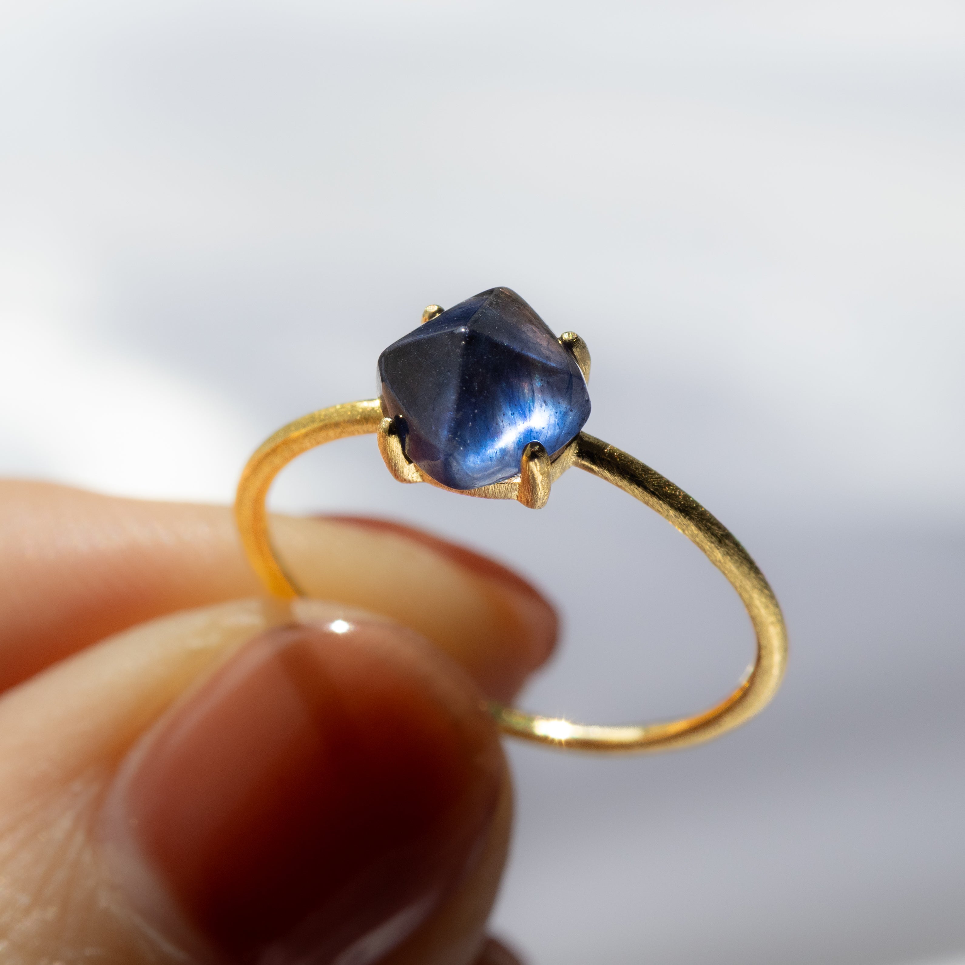 濃紺の輝き】宝石質ブルーサファイア シュガーローフリング