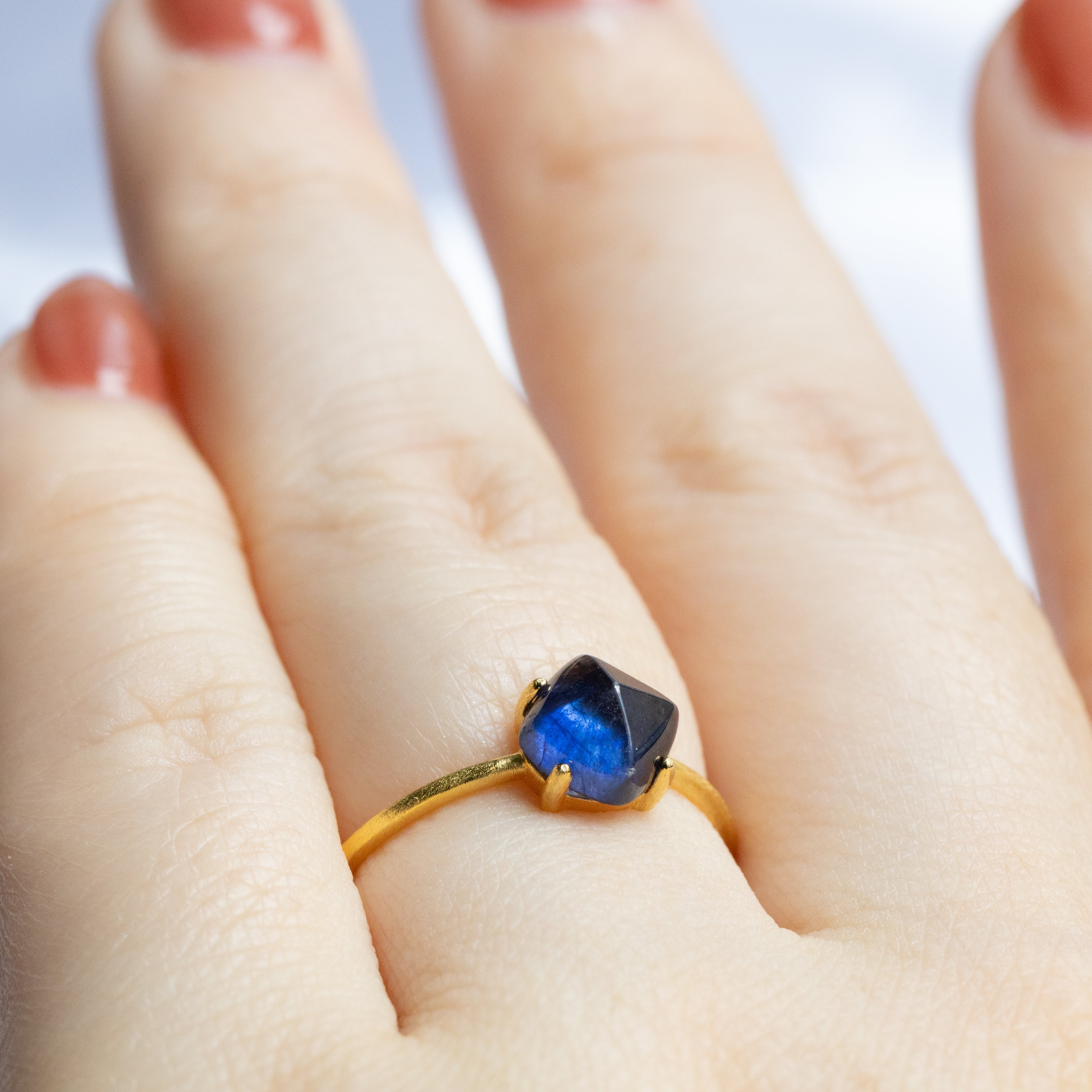 濃紺の輝き】宝石質ブルーサファイア シュガーローフリング