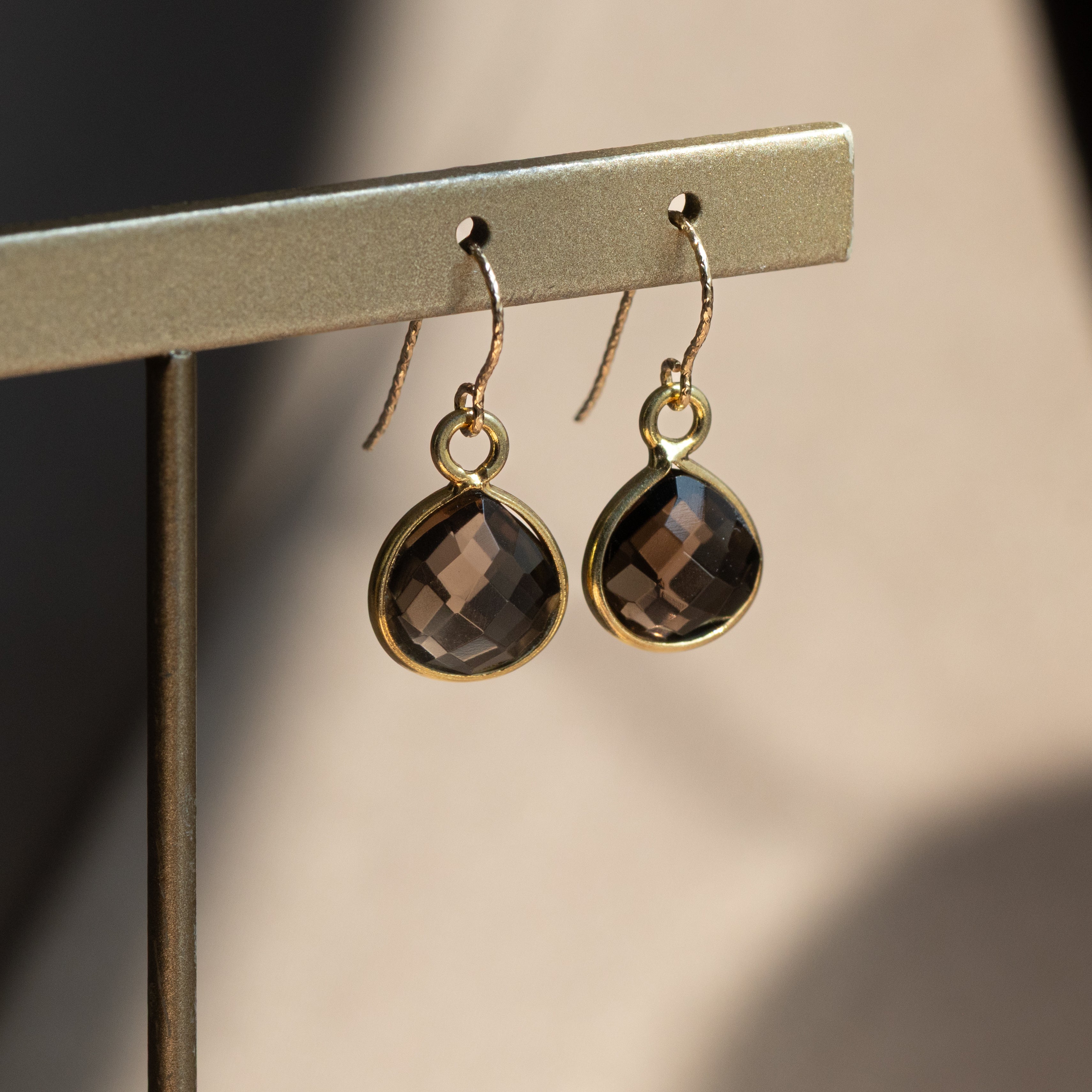 大幅値下げ宝石質スモーキークォーツヘキサゴンバックカービングピアスチャーム ピアス／イヤリング】宝石質AAAスモーキークォーツ マロンピアス