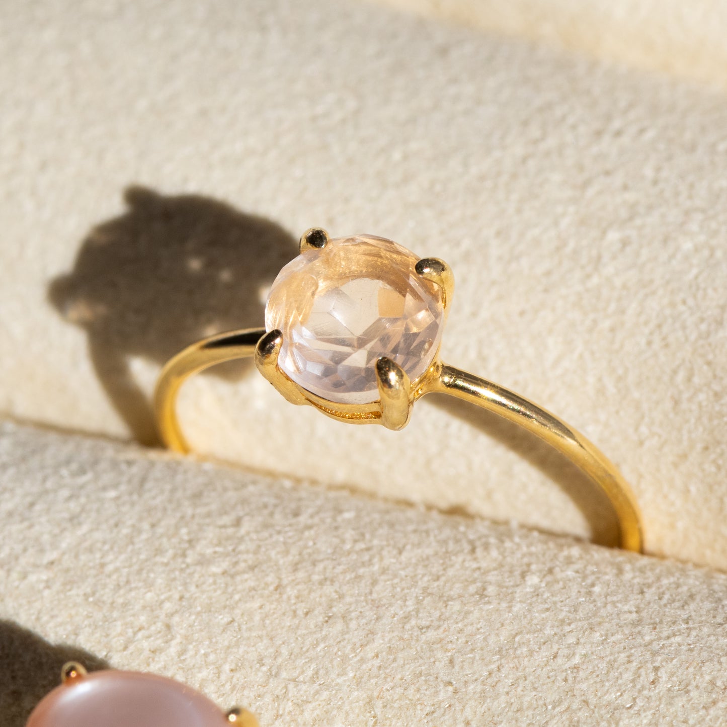 【愛の石】宝石質AAAローズクォーツ ラウンドリング（Silver925 18kgp）