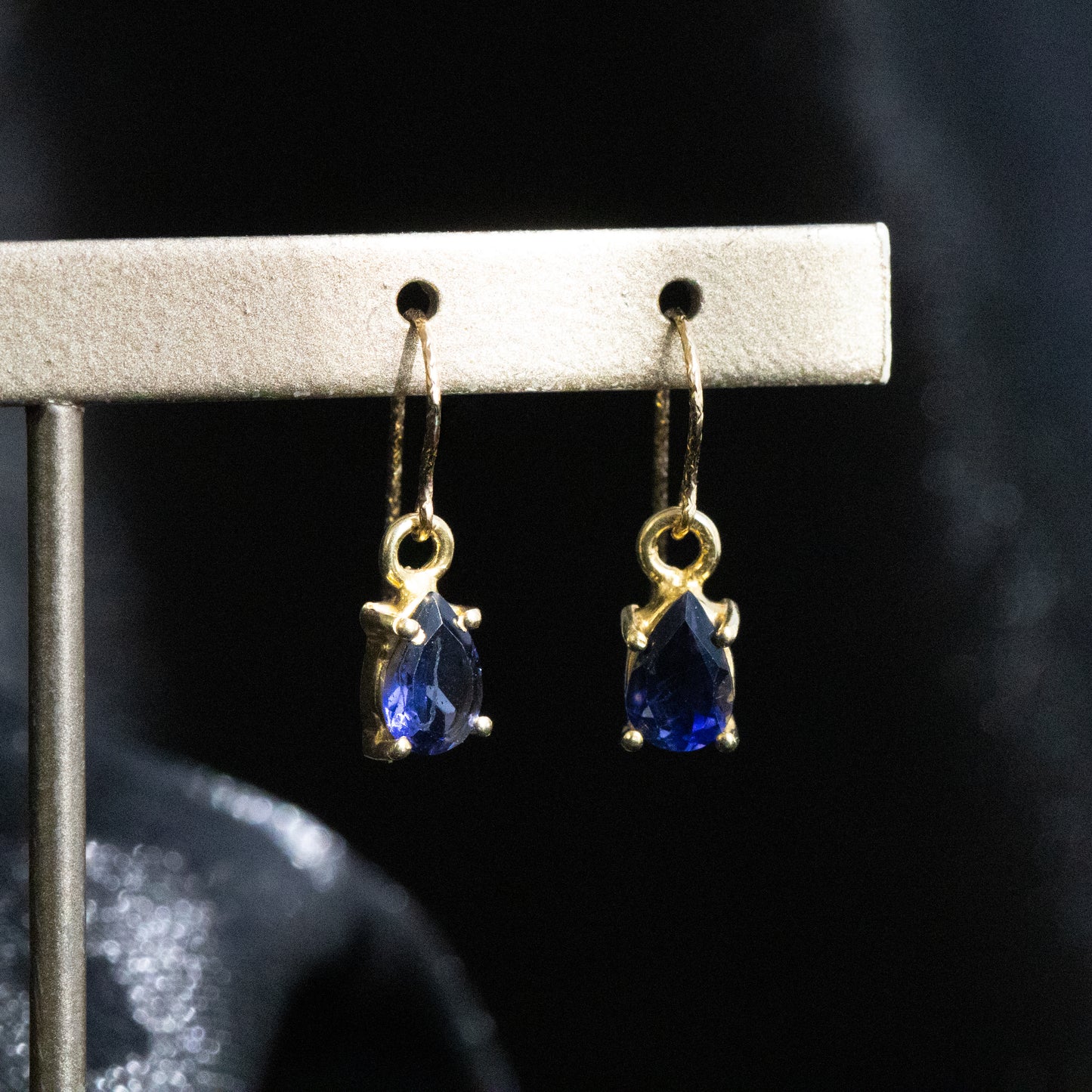 【ピアス／イヤリング】宝石質AAAアイオライト ペアシェイプピアス