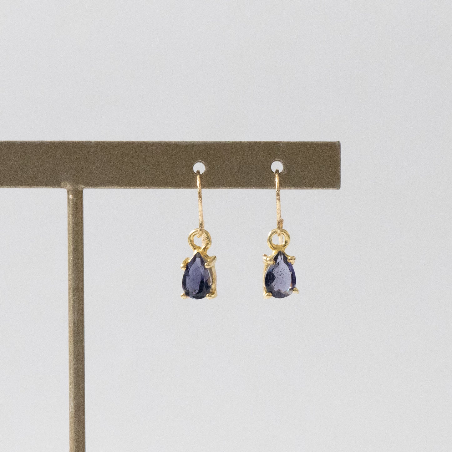 【ピアス／イヤリング】宝石質AAAアイオライト ペアシェイプピアス