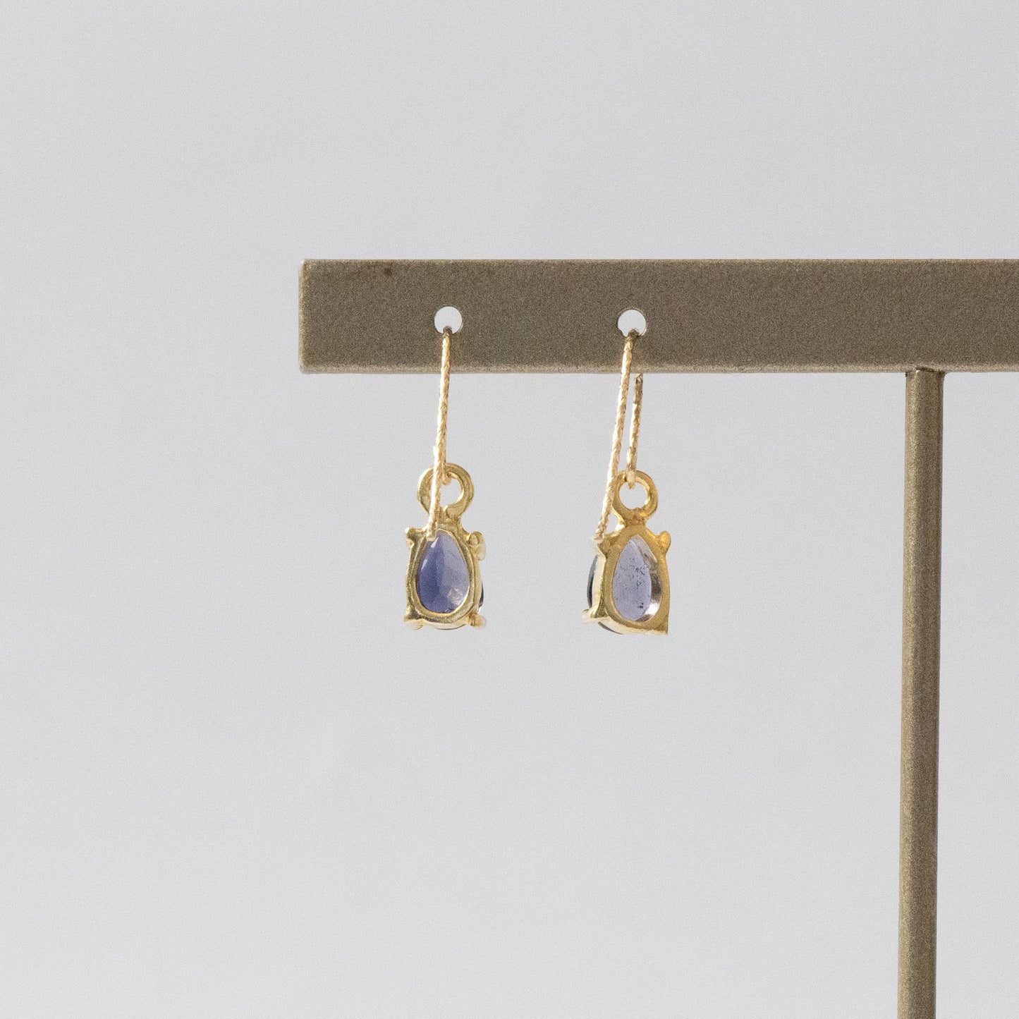 【ピアス／イヤリング】宝石質AAAアイオライト ペアシェイプピアス