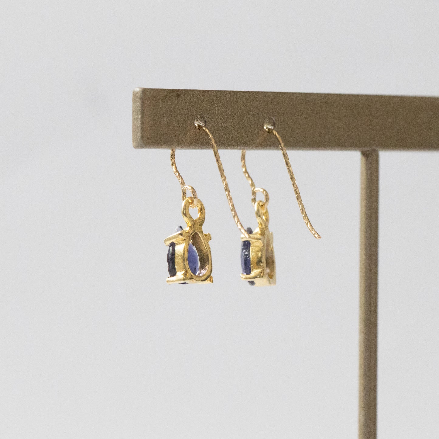 【ピアス／イヤリング】宝石質AAAアイオライト ペアシェイプピアス