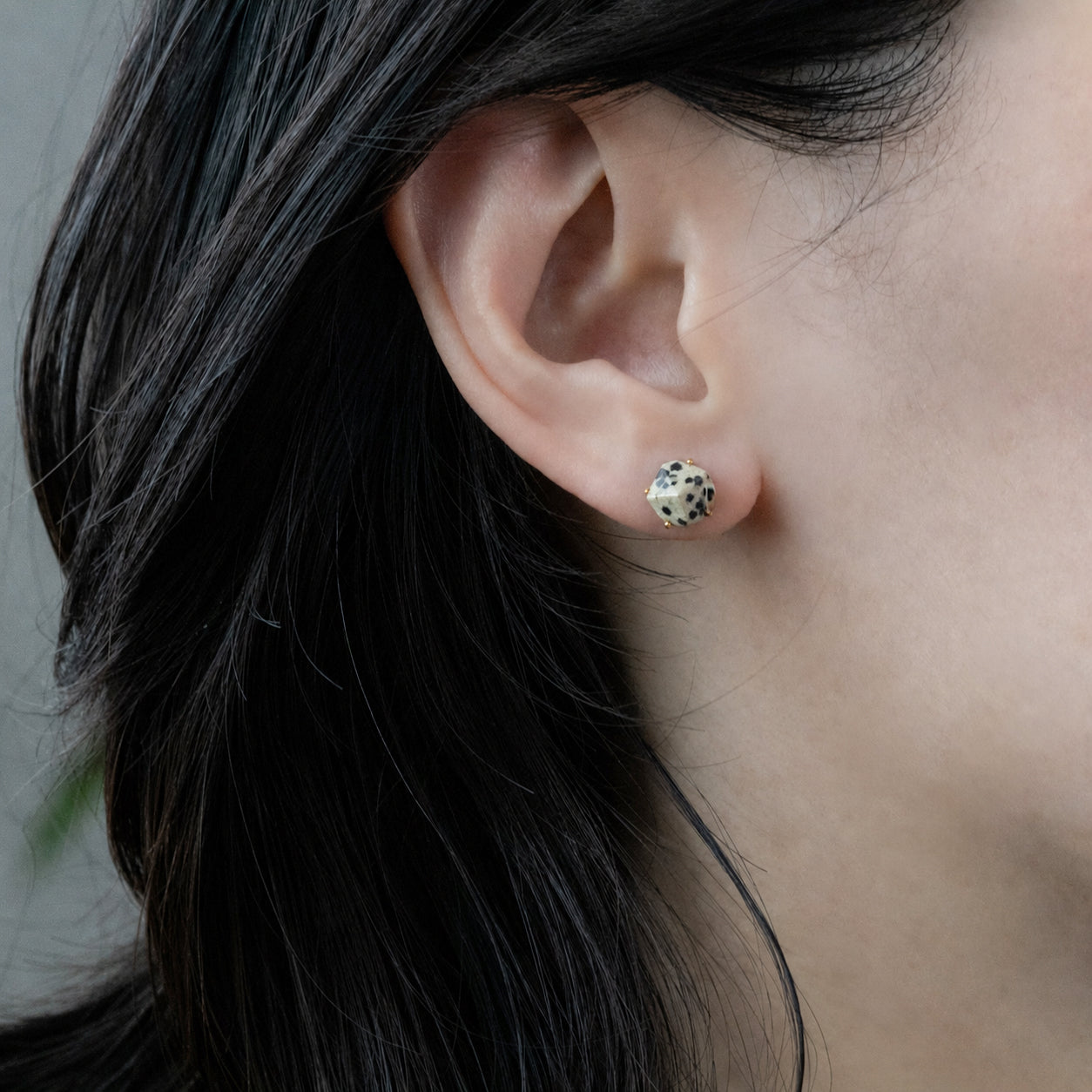 【ピアス／イヤリング】宝石質ダルメシアンジャスパー シュガーローフピアス（Silver925 18kgp）