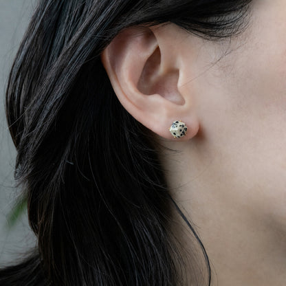 【ピアス／イヤリング】宝石質ダルメシアンジャスパー シュガーローフピアス（Silver925 18kgp）