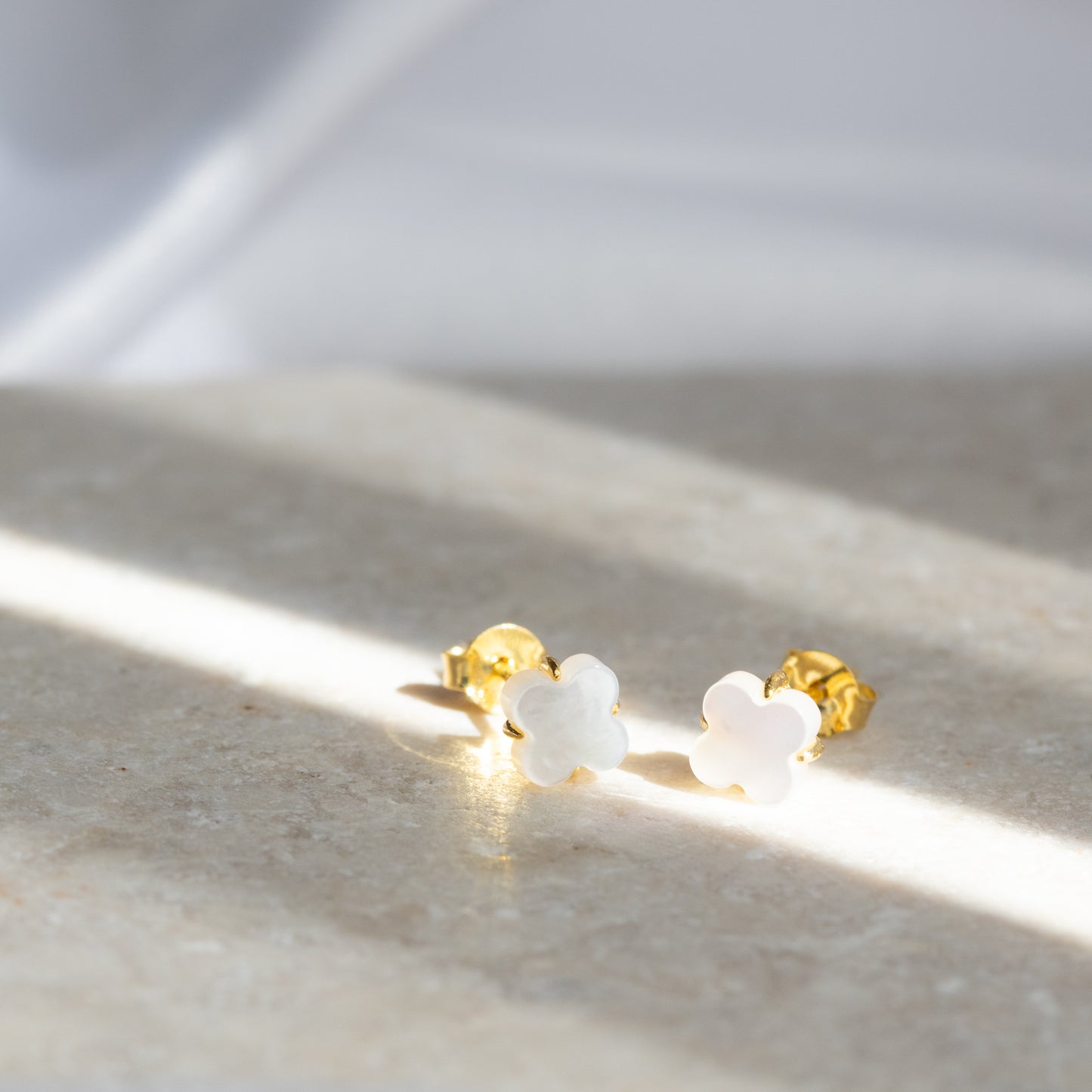 【天然】ホワイトシェル フラワーピアス（Silver925 18kgp）