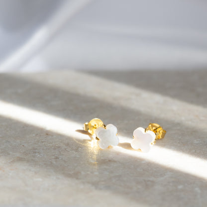 【天然】ホワイトシェル フラワーピアス（Silver925 18kgp）