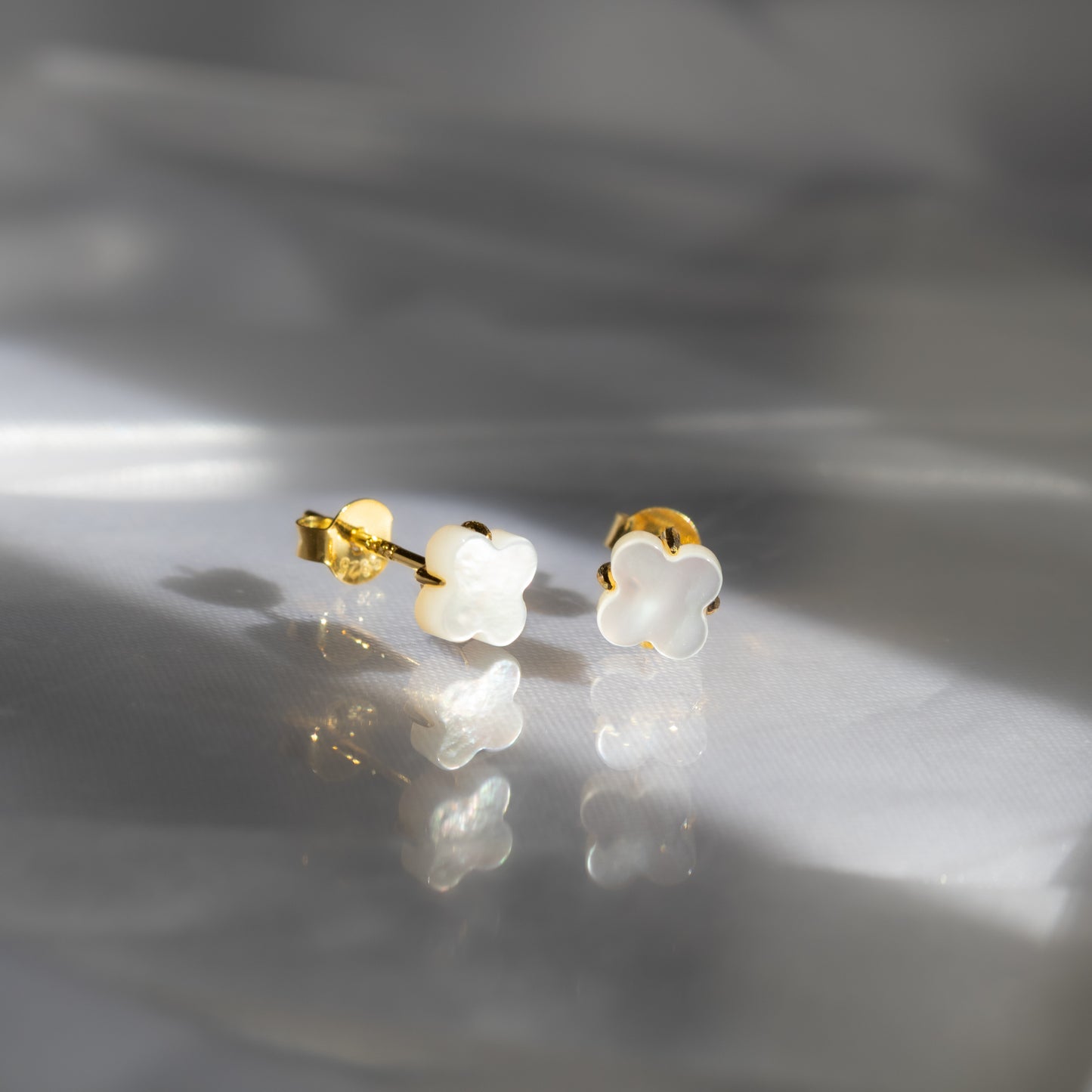 【天然】ホワイトシェル フラワーピアス（Silver925 18kgp）