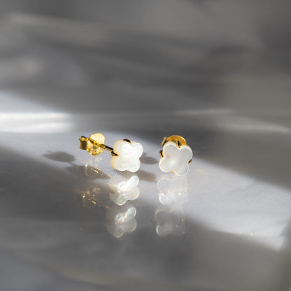 【天然】ホワイトシェル フラワーピアス（Silver925 18kgp）