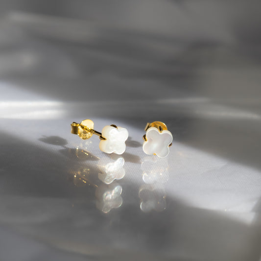 【天然】ホワイトシェル フラワーピアス（Silver925 18kgp）