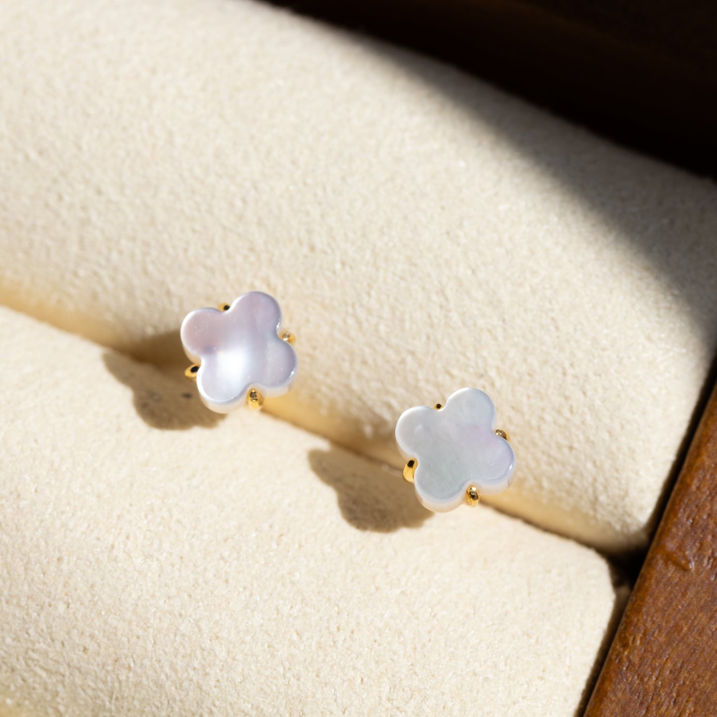 【天然】ホワイトシェル フラワーピアス（Silver925 18kgp）