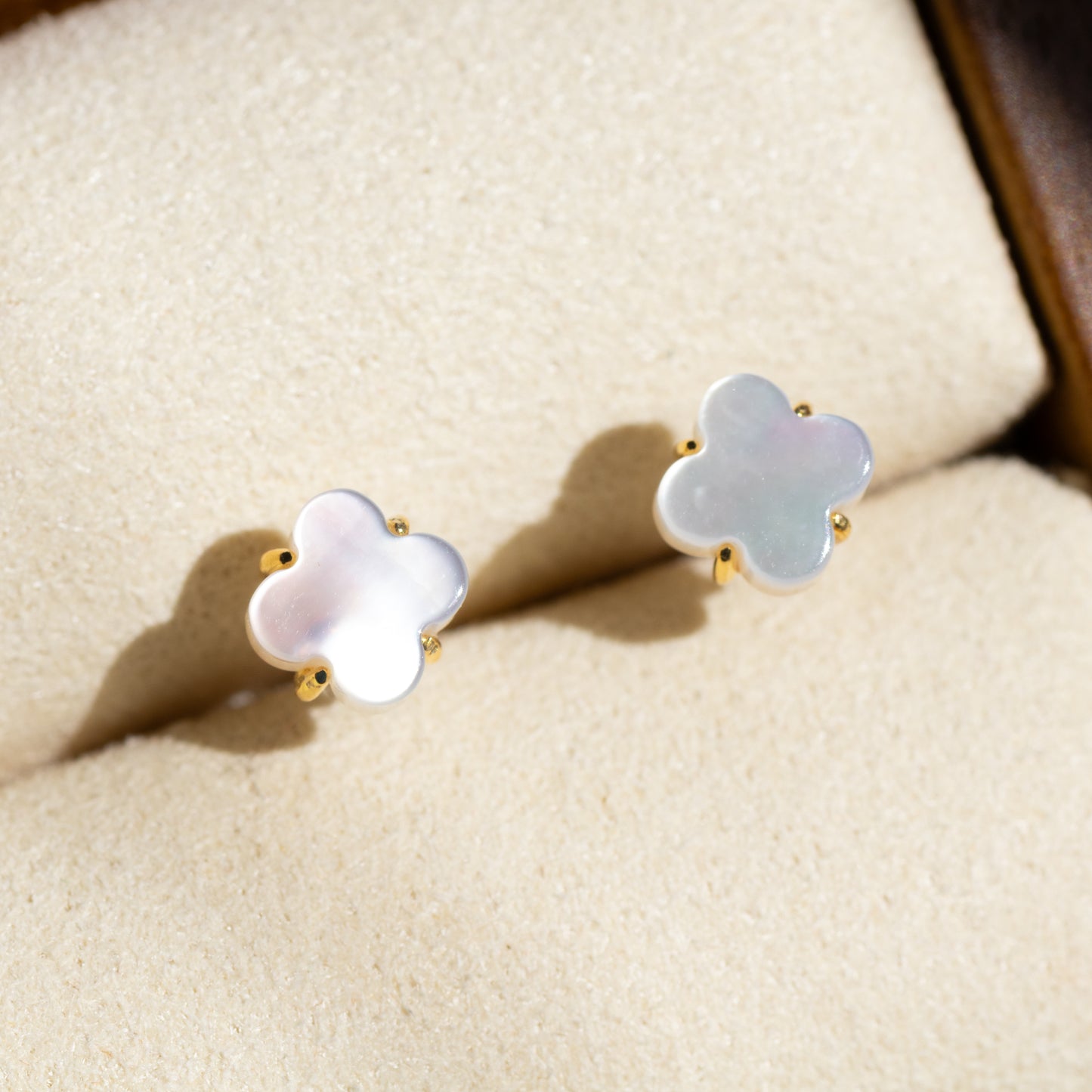 【天然】ホワイトシェル フラワーピアス（Silver925 18kgp）