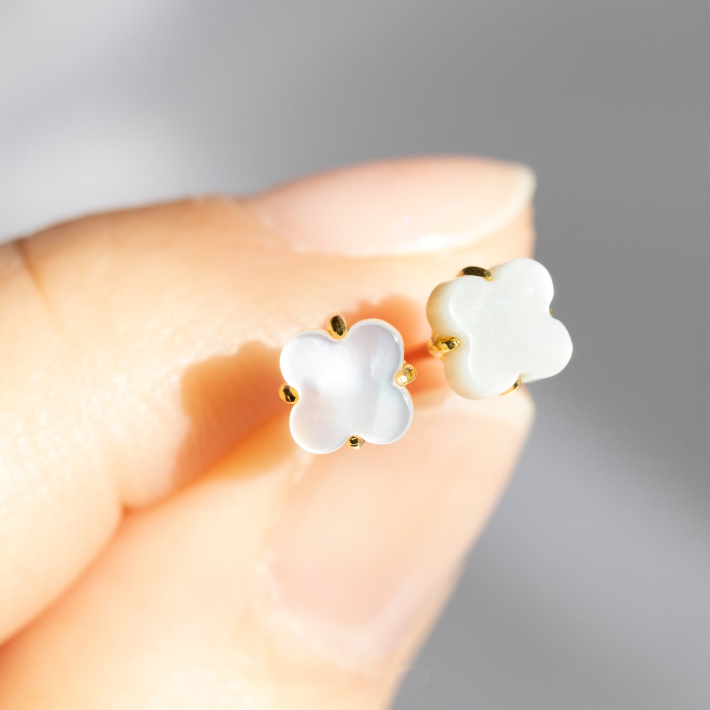 【天然】ホワイトシェル フラワーピアス（Silver925 18kgp）