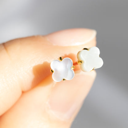 【天然】ホワイトシェル フラワーピアス（Silver925 18kgp）