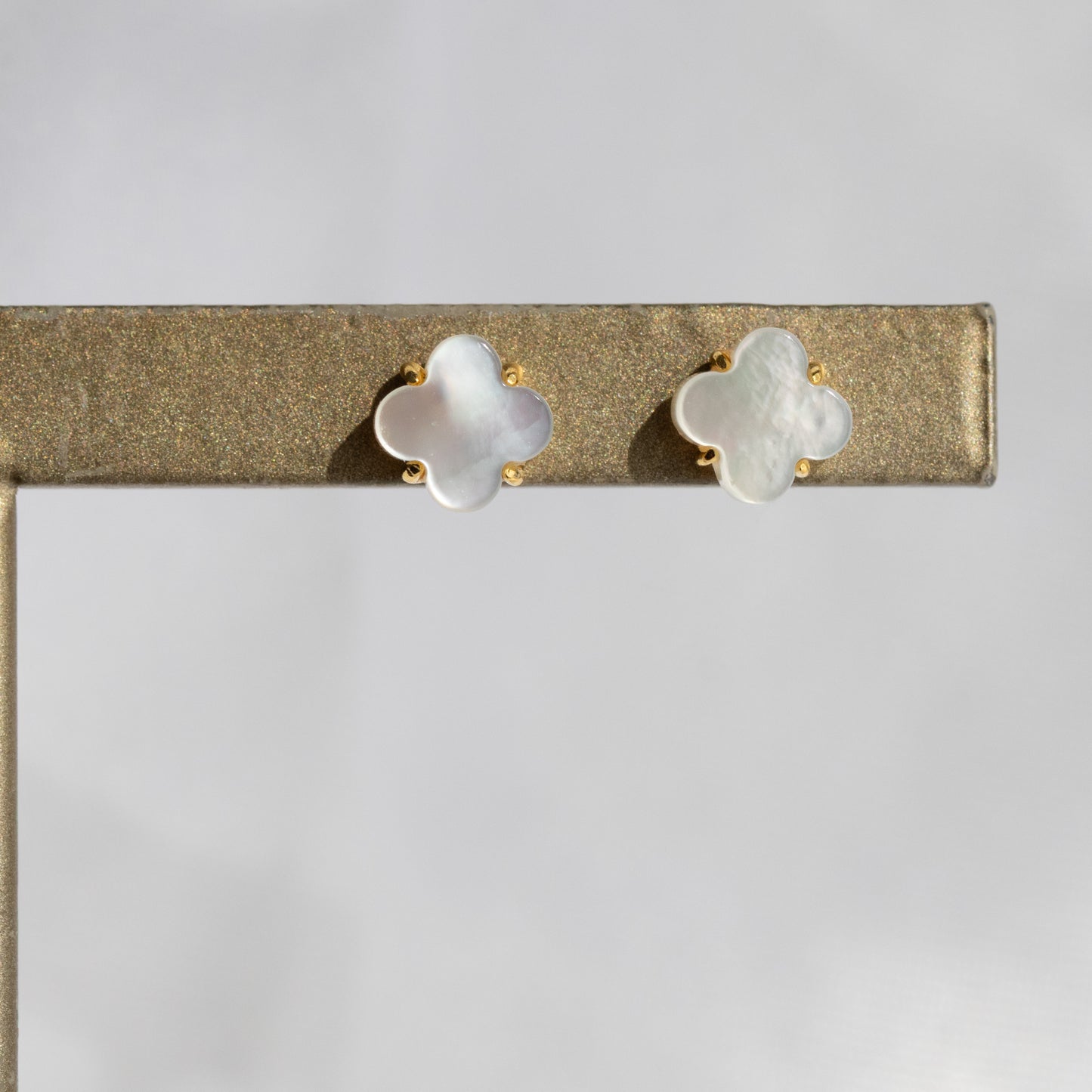 【天然】ホワイトシェル フラワーピアス（Silver925 18kgp）