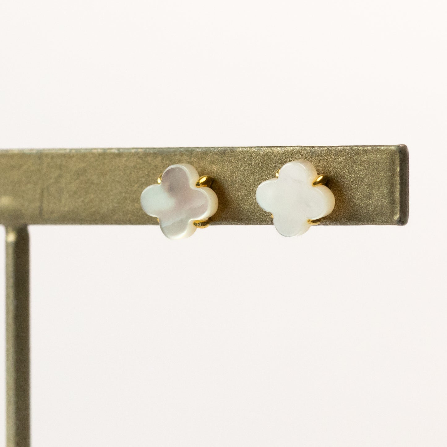 【天然】ホワイトシェル フラワーピアス（Silver925 18kgp）