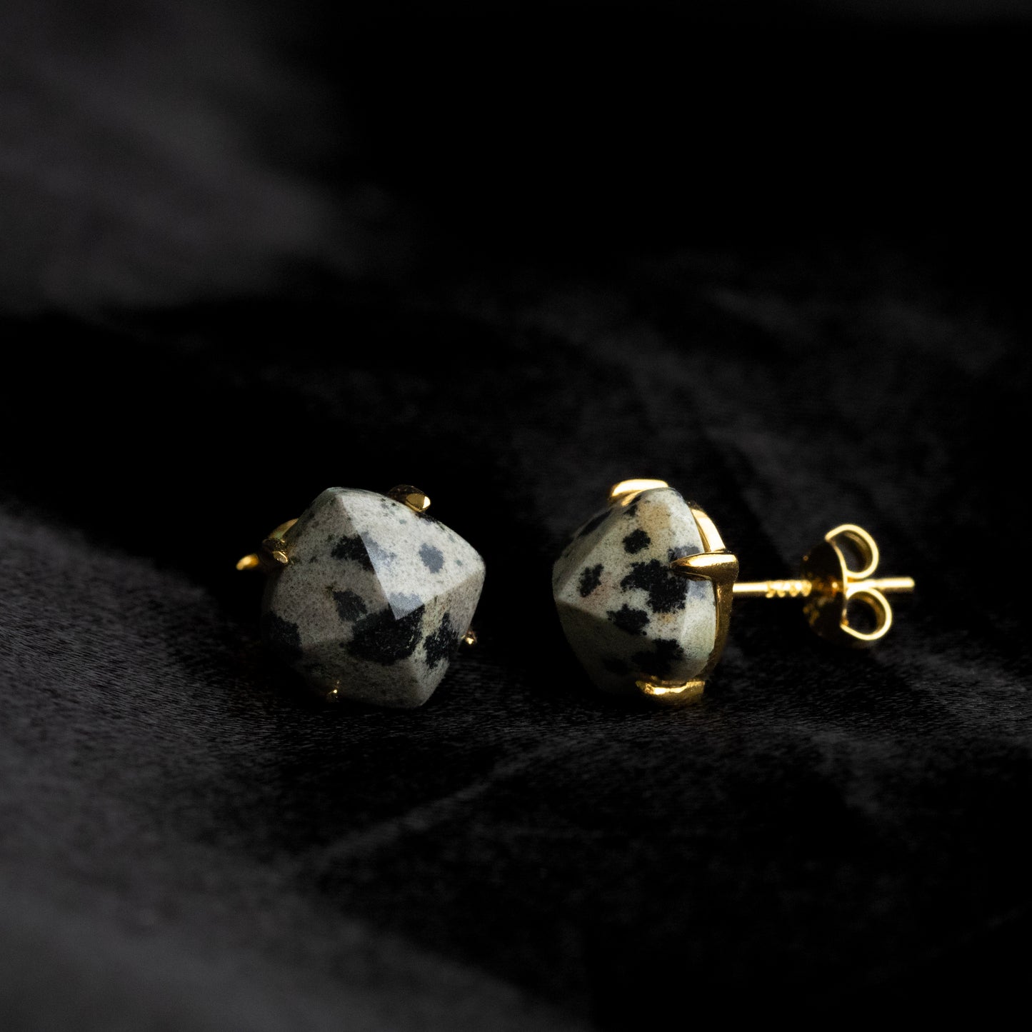 【ピアス／イヤリング】宝石質ダルメシアンジャスパー シュガーローフピアス（Silver925 18kgp）