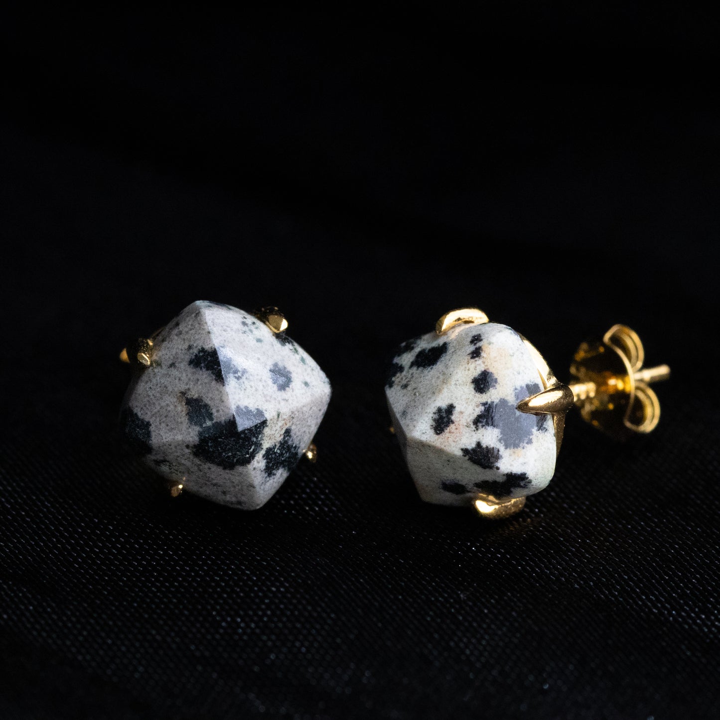 【ピアス／イヤリング】宝石質ダルメシアンジャスパー シュガーローフピアス（Silver925 18kgp）