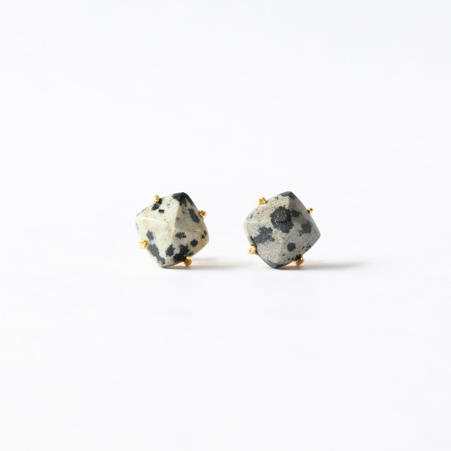 【ピアス／イヤリング】宝石質ダルメシアンジャスパー シュガーローフピアス（Silver925 18kgp）
