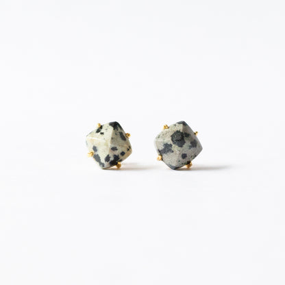 【ピアス／イヤリング】宝石質ダルメシアンジャスパー シュガーローフピアス（Silver925 18kgp）
