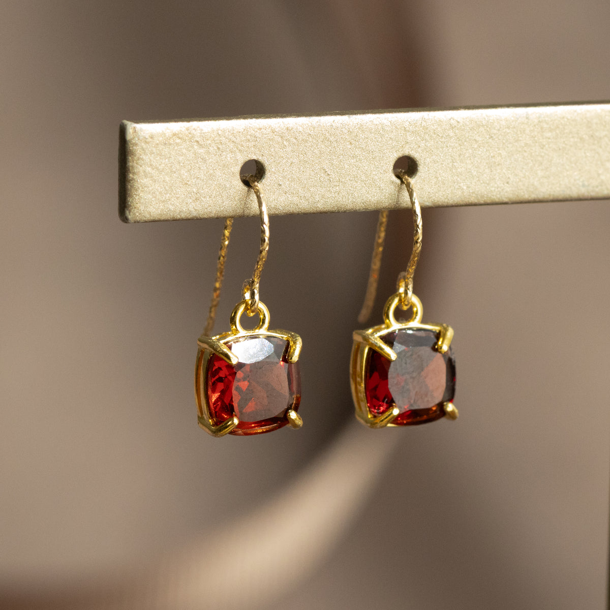 【ピアス／イヤリング】宝石質AAAモザンビークガーネット スクエアピアス