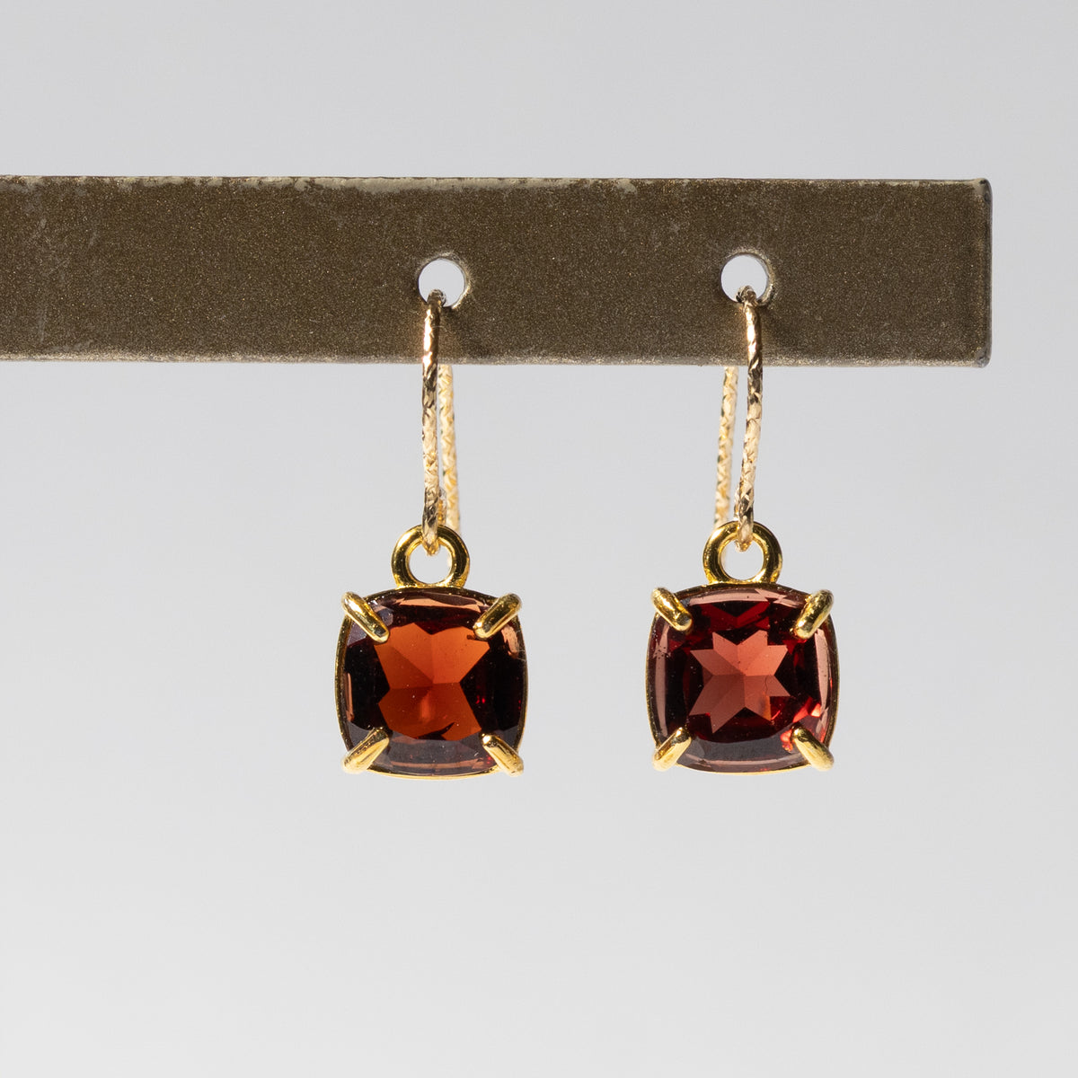 【ピアス／イヤリング】宝石質AAAモザンビークガーネット スクエアピアス