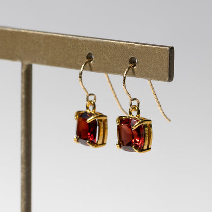 【ピアス／イヤリング】宝石質AAAモザンビークガーネット スクエアピアス