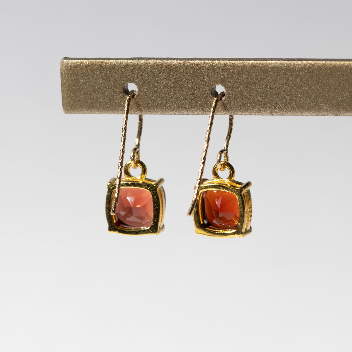 【ピアス／イヤリング】宝石質AAAモザンビークガーネット スクエアピアス