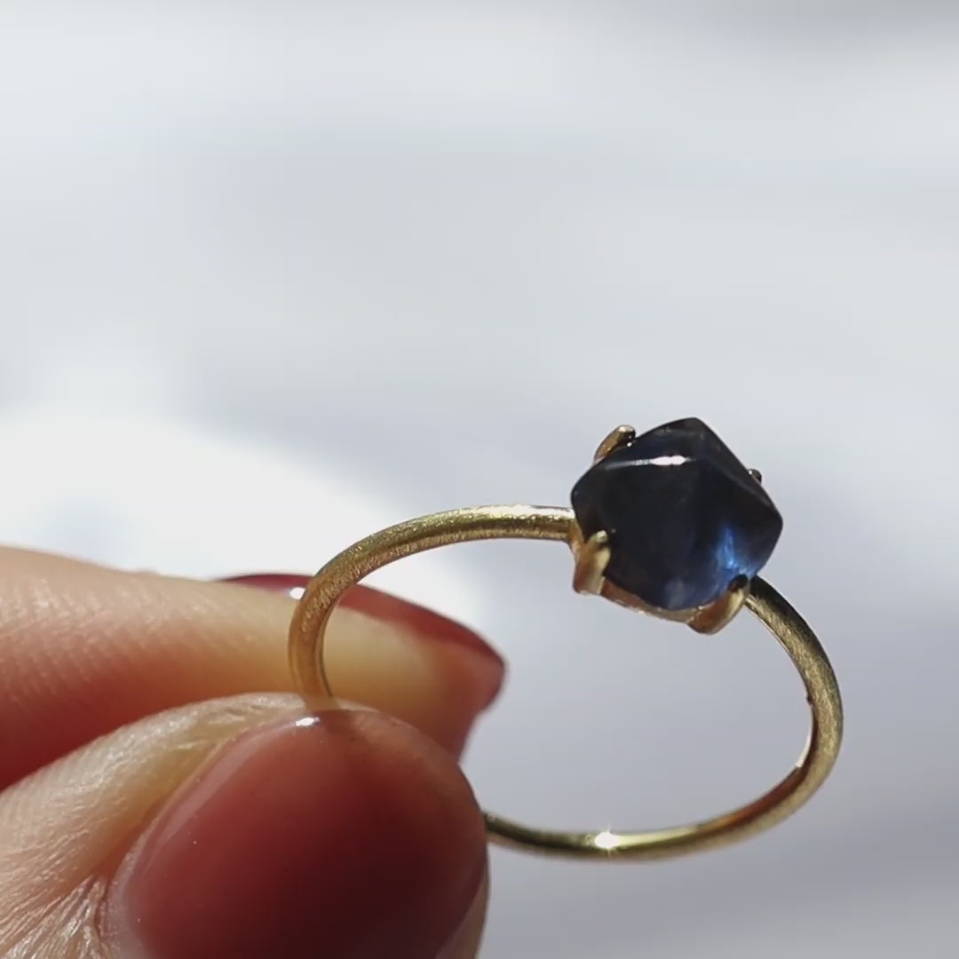 濃紺の輝き】宝石質ブルーサファイア シュガーローフリング