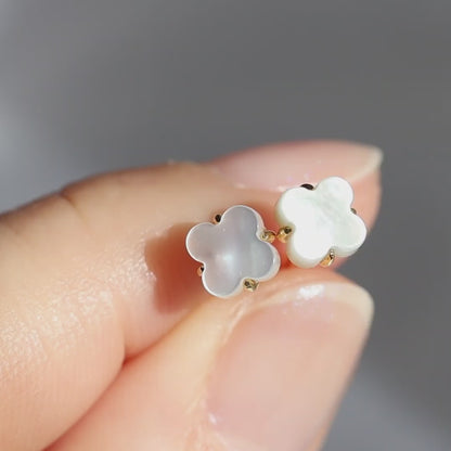 【天然】ホワイトシェル フラワーピアス（Silver925 18kgp）