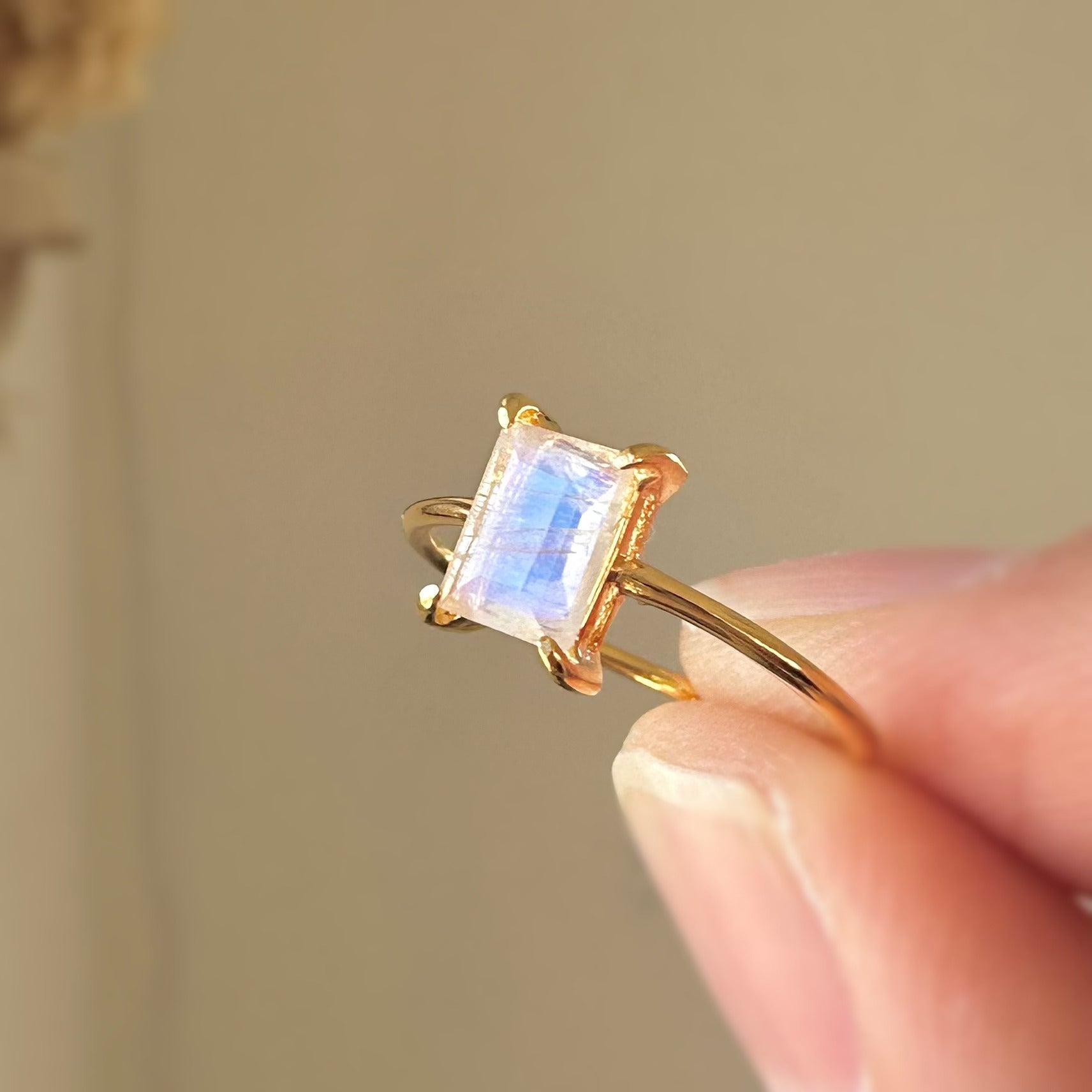 虹色のシラー】宝石質AAAレインボームーンストーン レクタングルリング